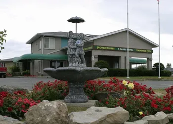 Seven Oakes Motel hotel thumbnail 3