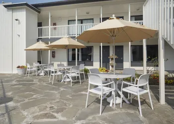 A Wave Inn hotel thumbnail 2