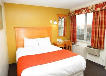 Chateau Motel hotel thumbnail 8
