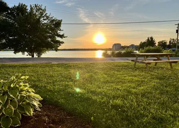 Lakeside Inn hotel thumbnail 5