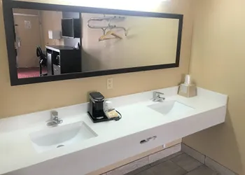 Conner Hill Motor Lodge hotel thumbnail 8