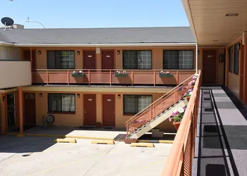 Esquire Inn hotel thumbnail 4