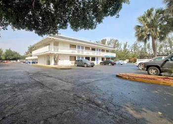 Travelodge By Wyndham Pompano Beach hotel thumbnail 2