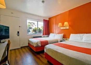Travelodge By Wyndham Pompano Beach hotel thumbnail 7