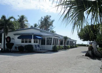 Tropical Winds Motel & Cottages hotel thumbnail 2