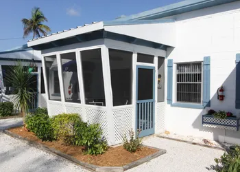 Tropical Winds Motel & Cottages hotel thumbnail 4