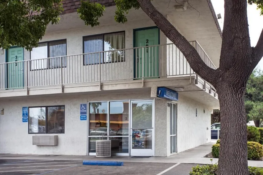 Super 8 by Wyndham Turlock hotel detail image 2