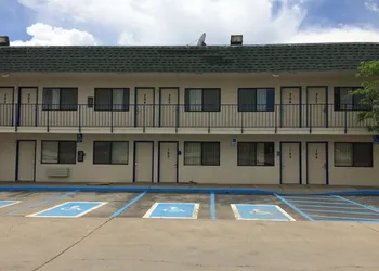 Travelodge by Wyndham Raton hotel thumbnail 2