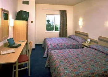 Rodeway Inn Hays KS hotel thumbnail 6