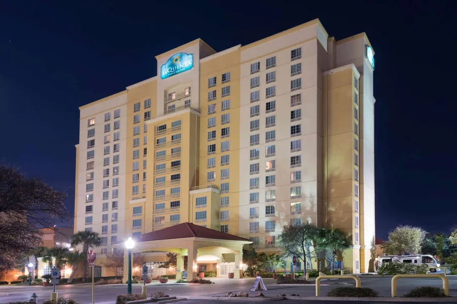 La Quinta Inn & Suites by Wyndham San Antonio Riverwalk hotel detail image 2