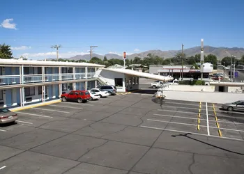 Holiday Motel hotel thumbnail 3