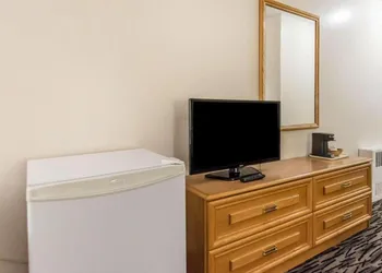 Econo Lodge hotel thumbnail 3