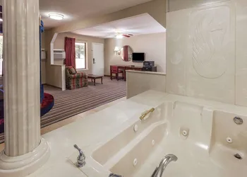 Super 8 by Wyndham Mt. Pleasant TX hotel thumbnail 6