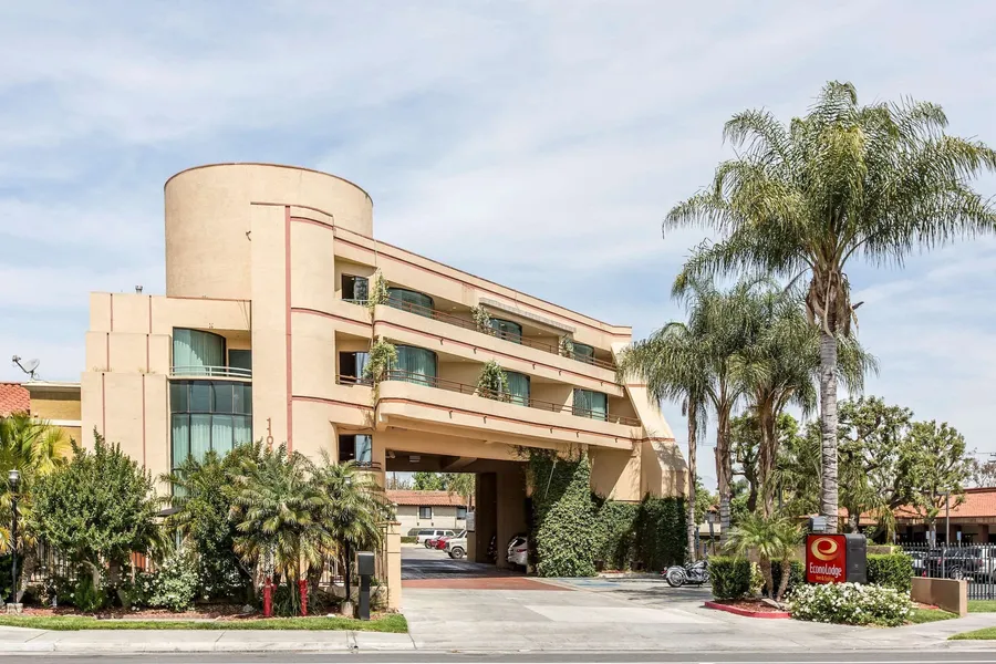 Econo Lodge Inn & Suites Riverside - Corona hotel detail image 2