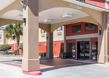 Econo Lodge Inn & Suites East Houston I-10 hotel thumbnail 4