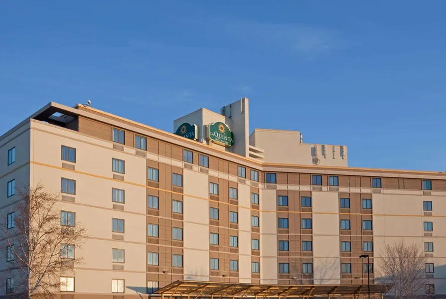 La Quinta Inn & Suites by Wyndham Boston Somerville hotel detail image 2