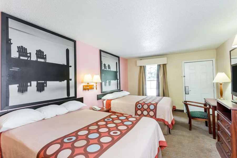 Super 8 by Wyndham Statesboro hotel detail image 2