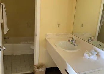 Red Carpet Inn Allentown Hausman Road hotel thumbnail 5
