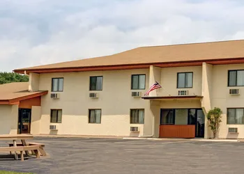Super 8 by Wyndham Buffalo hotel thumbnail 2