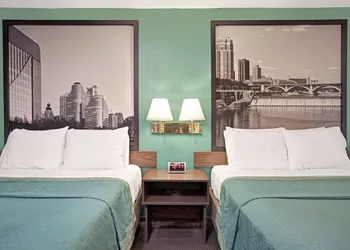 Super 8 by Wyndham Buffalo hotel thumbnail 4