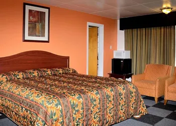 Cardinal Inn hotel thumbnail 8