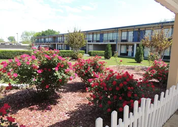 Econo Lodge hotel thumbnail 2