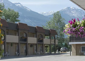 Maligne Lodge hotel thumbnail 2