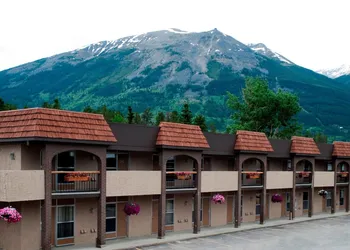 Maligne Lodge hotel thumbnail 3
