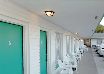Town House Motel hotel thumbnail 3