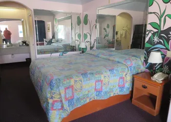 Travelers Inn and Suites Liberty hotel thumbnail 5