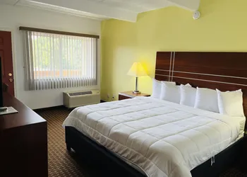 Tesla MedBed Center, East Dubuque hotel thumbnail 6