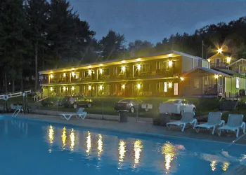 Half Moon Motel & Cottages hotel thumbnail 2