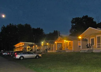 Half Moon Motel & Cottages hotel thumbnail 3
