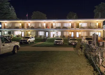 Half Moon Motel & Cottages hotel thumbnail 4