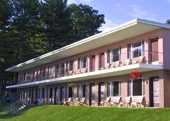 Half Moon Motel & Cottages hotel thumbnail 7