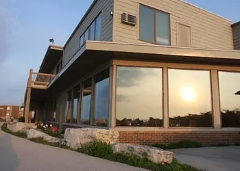 Lighthouse Inn hotel thumbnail 2