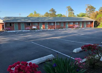 Bassett Motel hotel thumbnail 2