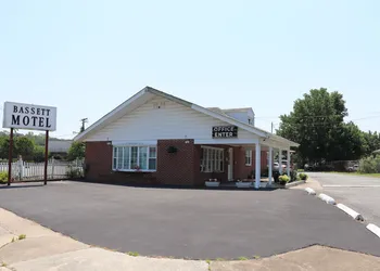 Bassett Motel hotel thumbnail 3