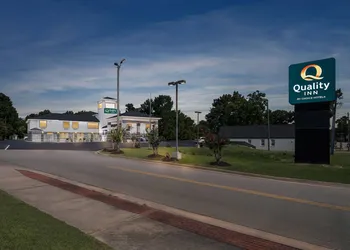 Quality Inn Sandersville hotel thumbnail 2