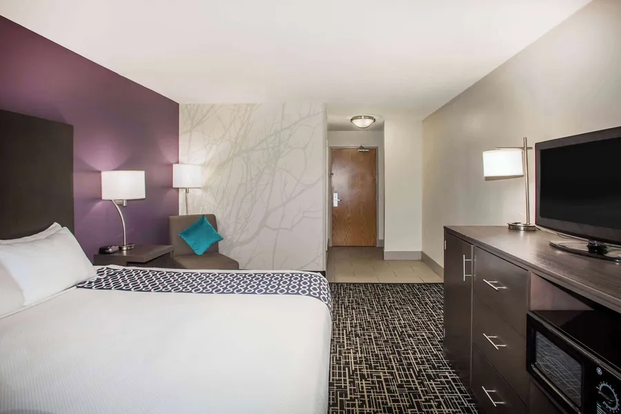 La Quinta Inn & Suites by Wyndham Pontoon Beach hotel detail image 2