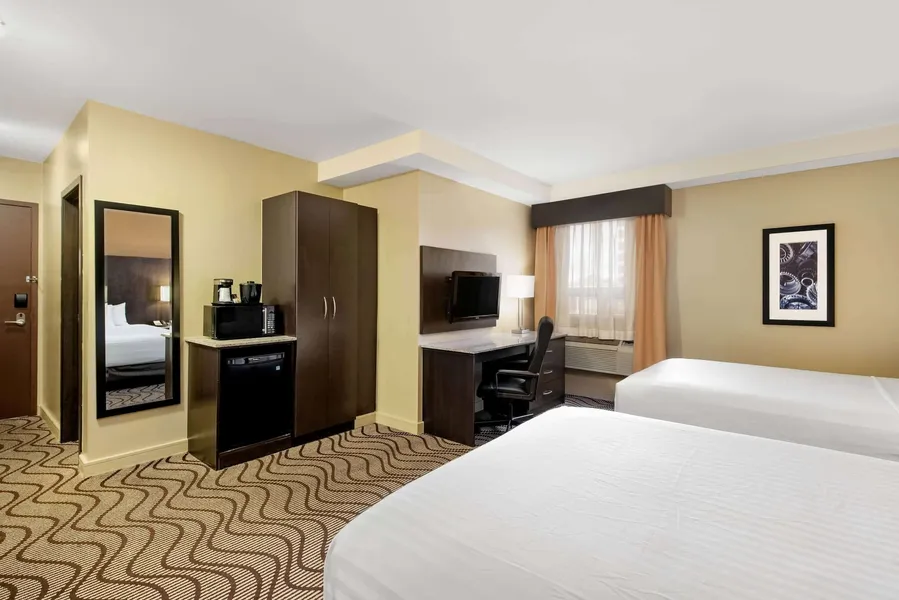 La Quinta Inn & Suites by Wyndham Oshawa hotel detail image 6