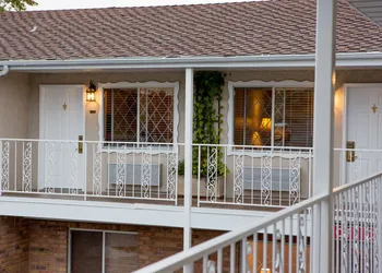 Chalet Motel hotel thumbnail 2