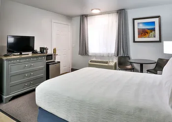 Chalet Motel hotel thumbnail 4