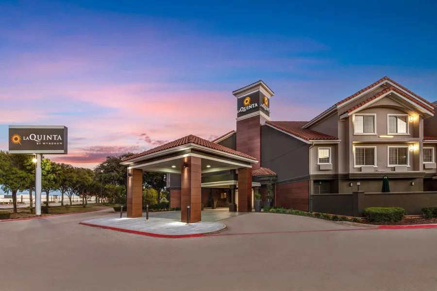 La Quinta Inn & Suites by Wyndham Dallas DFW Airport North hotel detail image 2