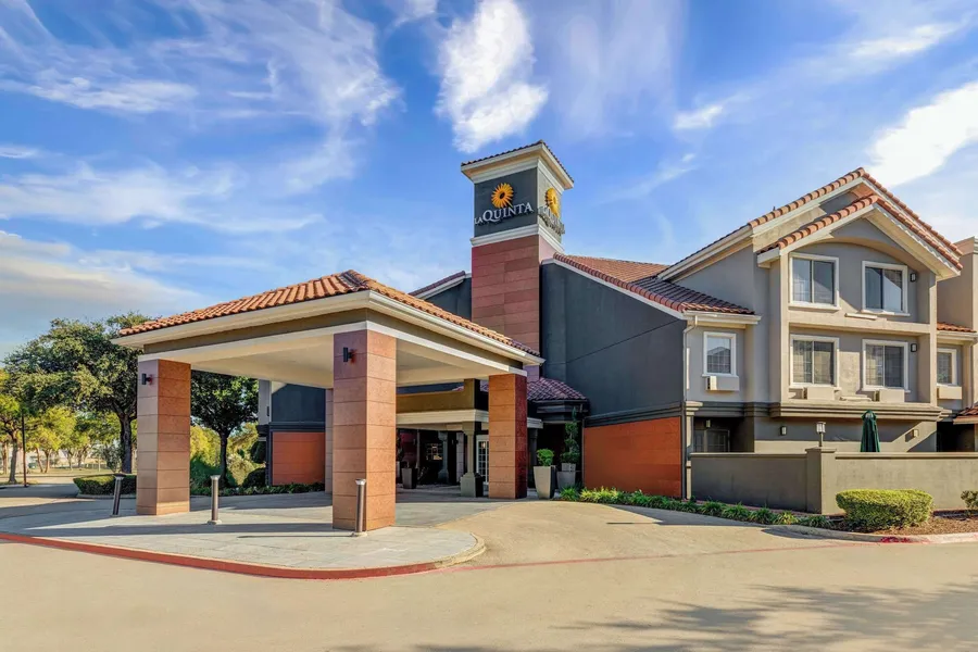 La Quinta Inn & Suites by Wyndham Dallas DFW Airport North hotel detail image 6