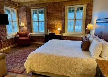 The Common Man Inn & Restaurant hotel thumbnail 5