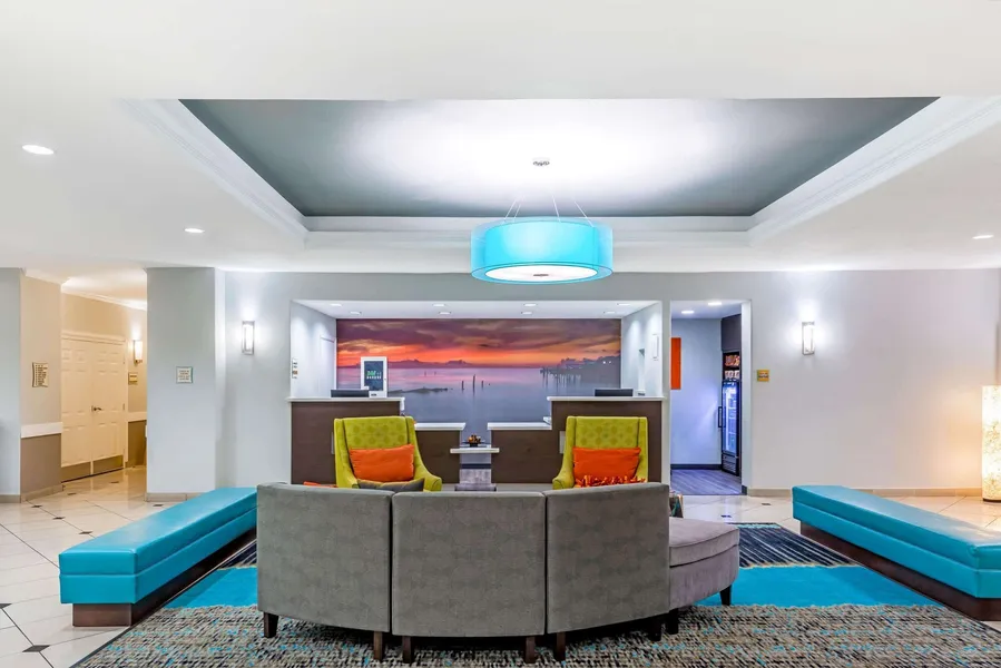 La Quinta Inn & Suites by Wyndham Orange hotel detail image 6