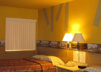 Earth Inn Motel hotel thumbnail 5