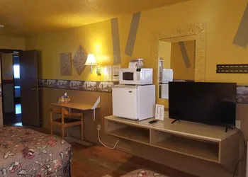 Earth Inn Motel hotel thumbnail 6