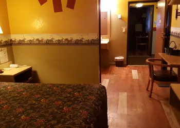 Earth Inn Motel hotel thumbnail 8